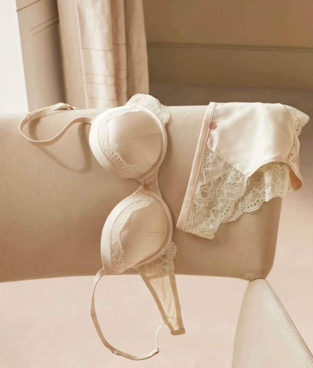 لباس زیر زنانه