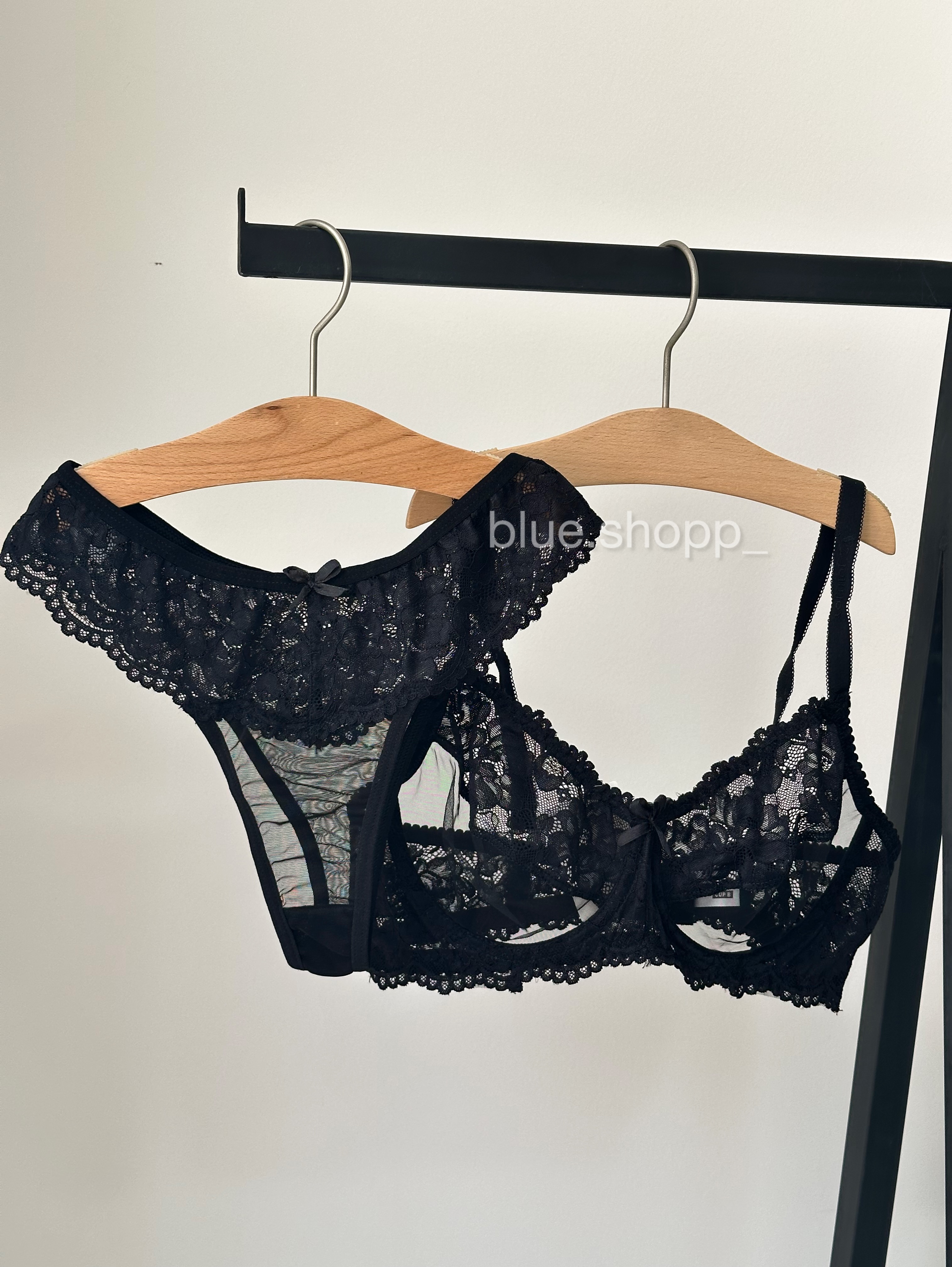 ست شورت وسوتین جعبه دار مکسوریا تمام دانتل گرد نامریی فنردار/cup B/کد ۲۰۲۲